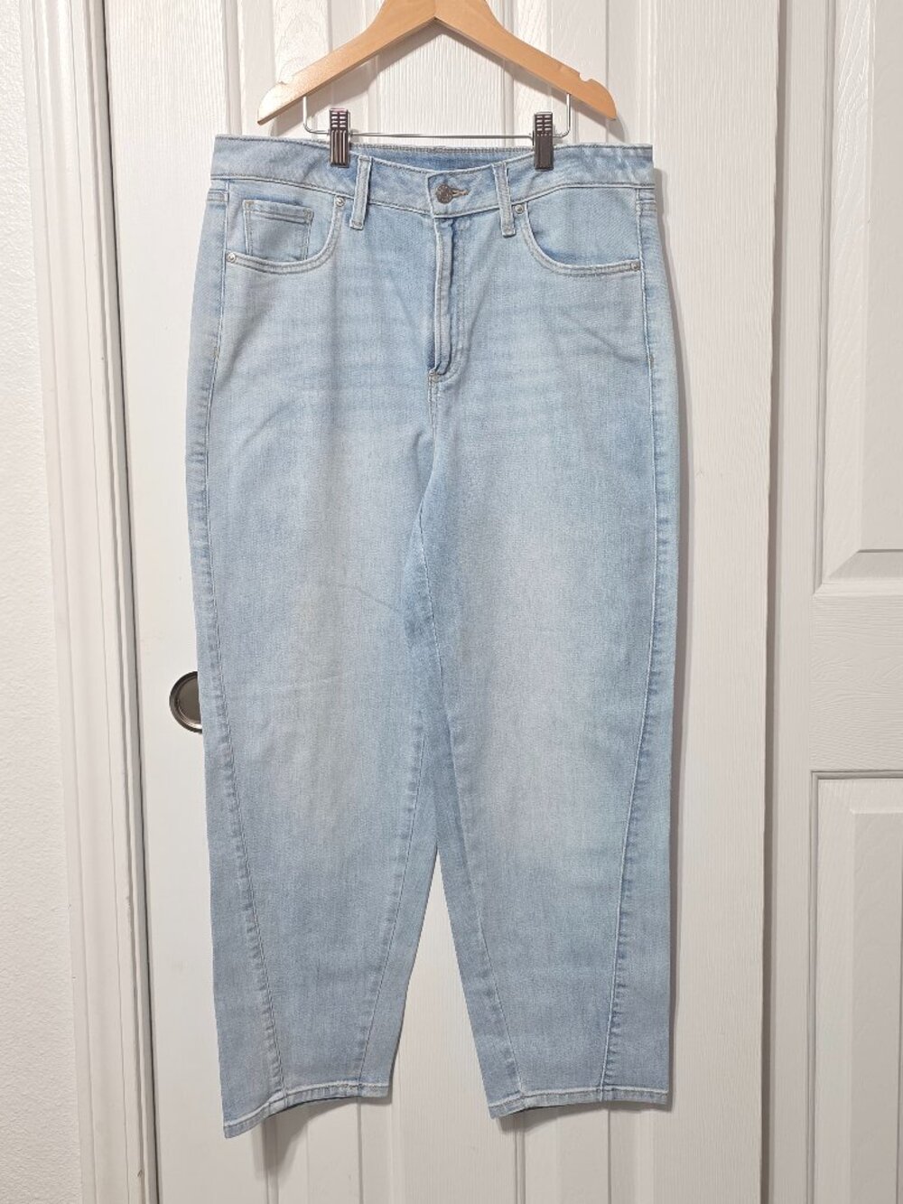 Relaxed Tapered Cropped Jeans, Chico's Light Wash, Size 6 Regular, 0.5R